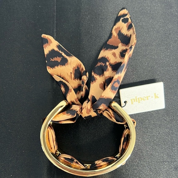 Piper K | Chunky Leopard Print Bracelet - Picture 4 of 10